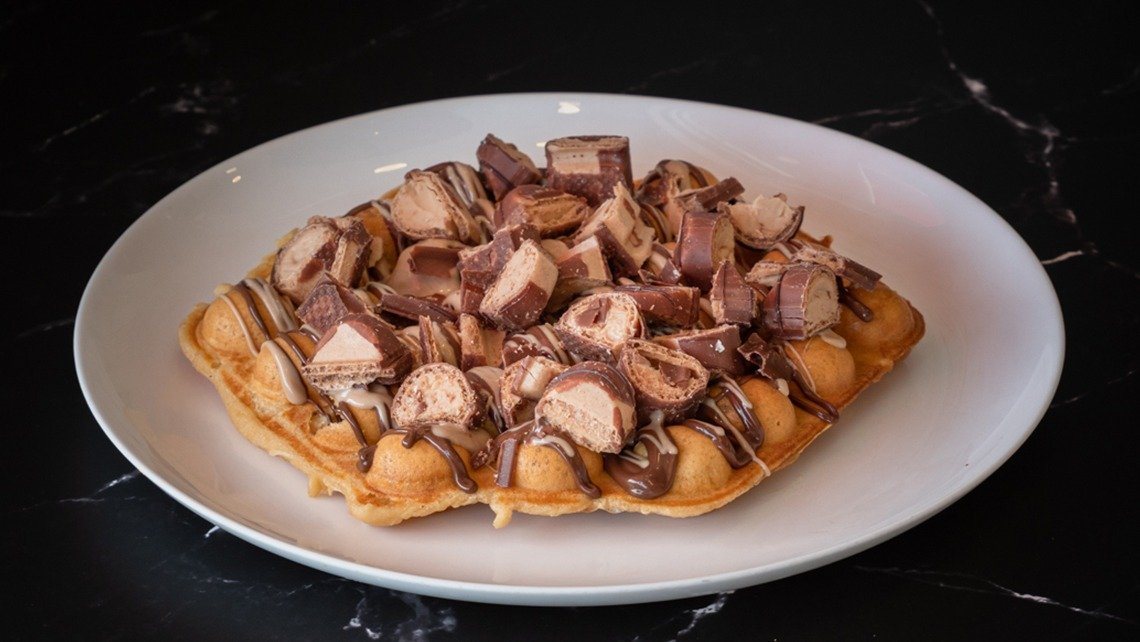 Kinder Mania waffle with Nutella and bueno